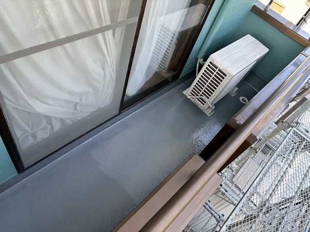 施工後の床面と室外機